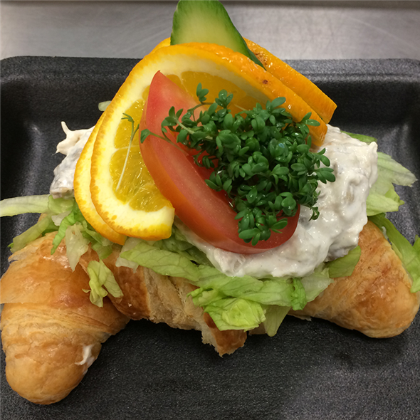Croissant m/høns eller rejesalat